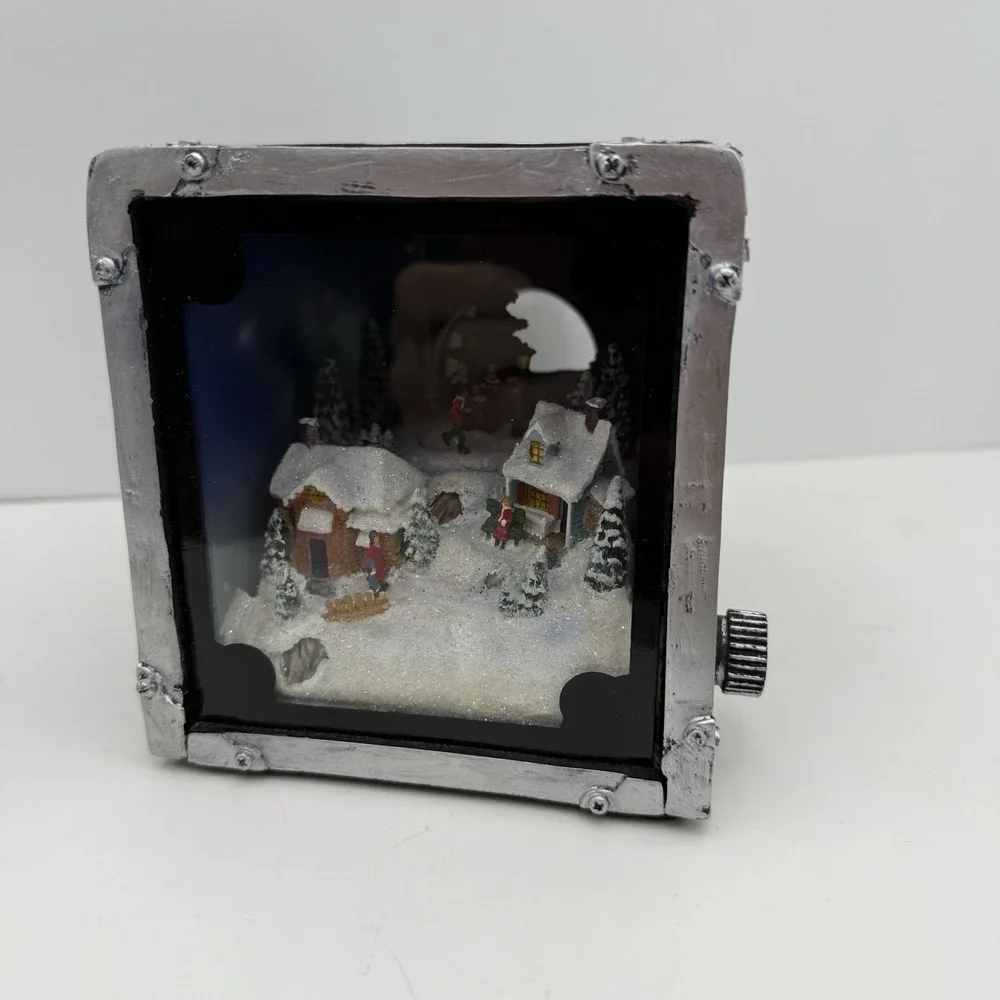 2010 Roman Camera Lens Music Box Animated Christmas Scene 7.5